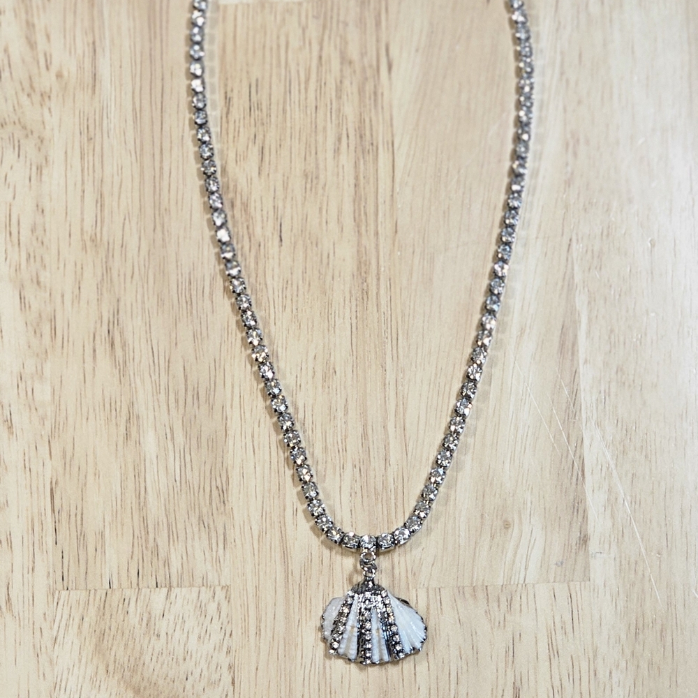 NWOT✨️Clam Shell Rhinestone Necklace - Picture 8 of 8